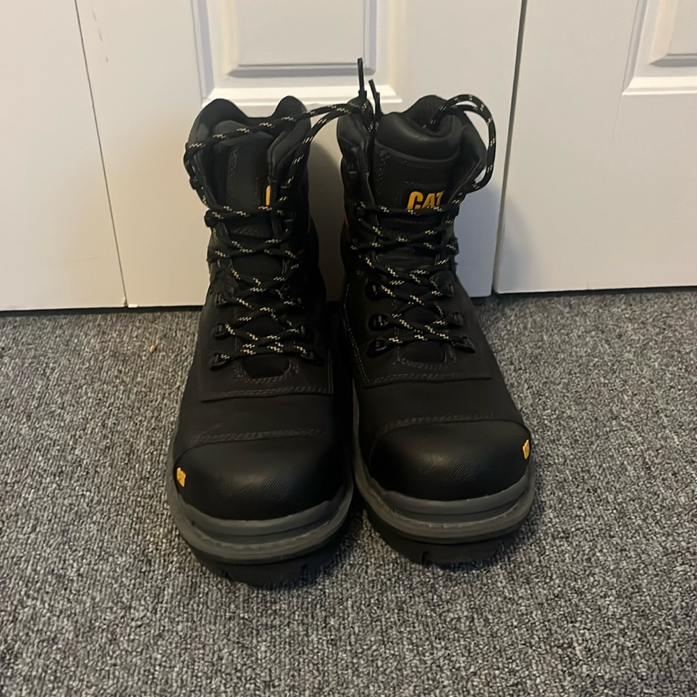 Cat size 7 men’s work boots